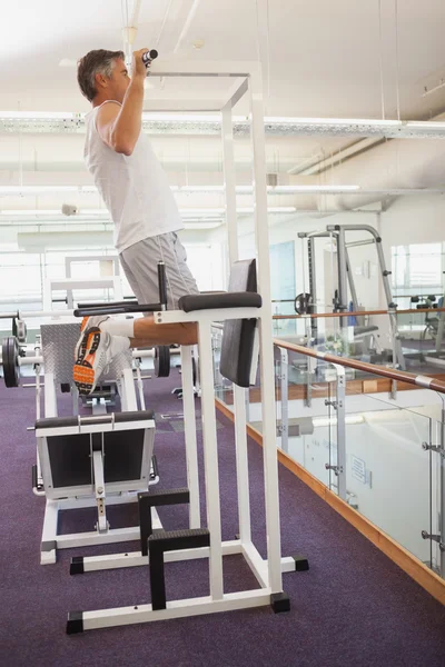 Adatto all'uomo che fa pull up in palestra — Foto Stock