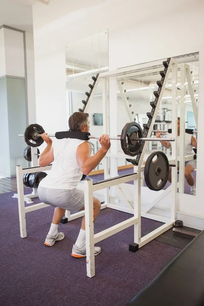 Fit mens tillen van zware barbell — Stockfoto