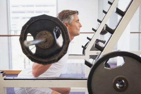 Fit mens tillen van zware barbell — Stockfoto