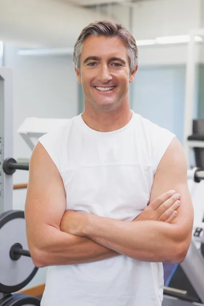 Fit man die lacht op camera in de fitness-studio — Stockfoto
