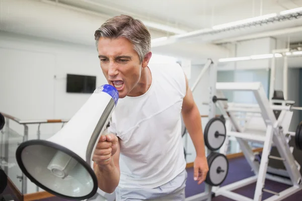 Angry personal trainer gritando através de megafone — Fotografia de Stock