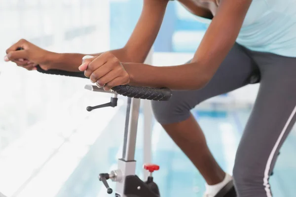 Kadın egzersiz bisikleti üzerinde çalışmaya uygun — Stok fotoğraf