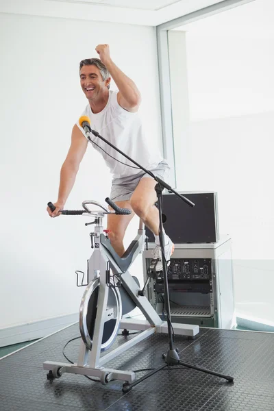 Spinning instructor motivating his class — Stock Photo, Image