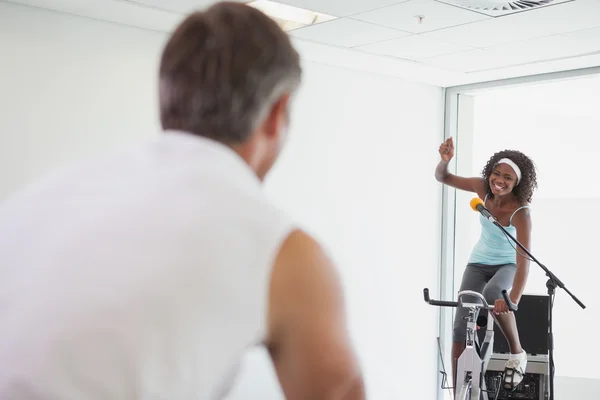 Instructora de spinning motivando su clase —  Fotos de Stock