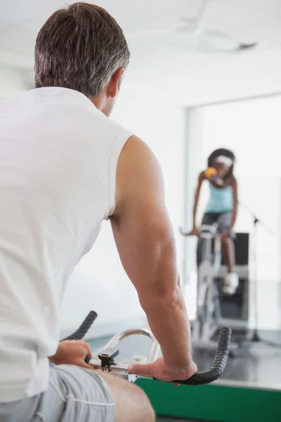 Spinning instructor motivating her class — Stock Photo, Image