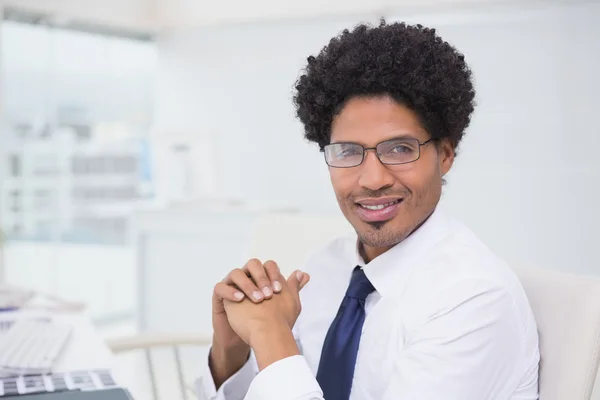 Schöner Bildbearbeiter am Schreibtisch — Stockfoto