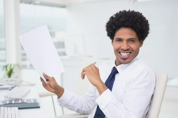 Knappe fotoredacteur werken bij receptie — Stockfoto