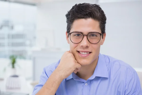 Homme d'affaires occasionnel souriant à la caméra — Photo