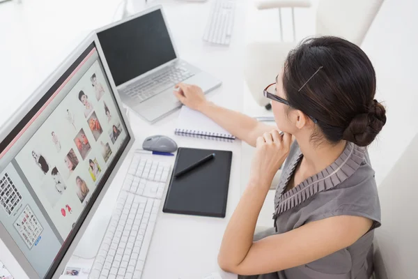 Photo editor working at her desk — Stock Photo, Image