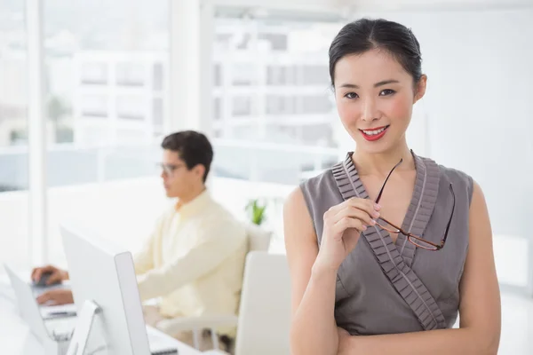 Bastante mujer de negocios sonriendo a la cámara —  Fotos de Stock