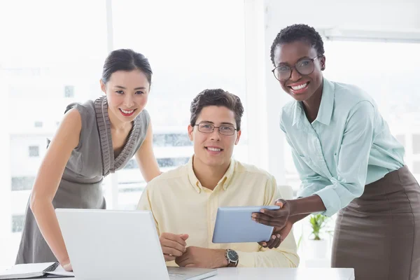 Casual Business Team schaut sich gemeinsam Tablet an — Stockfoto