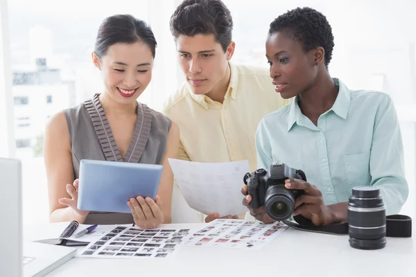 Editores de fotos trabajando juntos en el escritorio — Foto de Stock