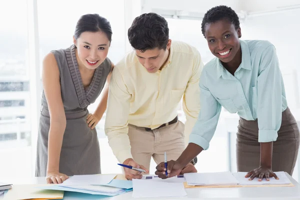 Geschäftsteam arbeitet bei einem Meeting zusammen — Stockfoto