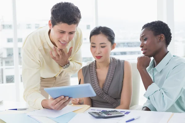 Zakelijke team samen te werken tijdens een vergadering — Stockfoto