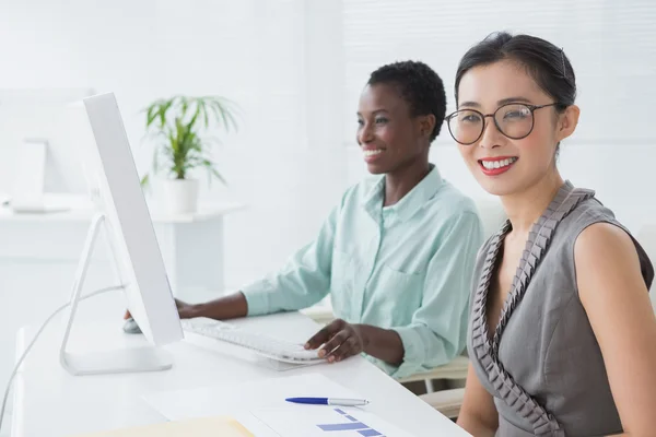 Kvinnliga företagare arbetar tillsammans vid skrivbord — Stockfoto