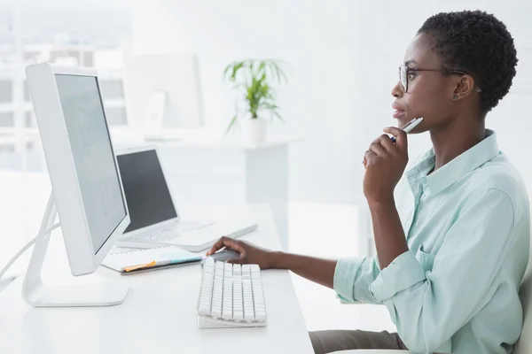 Fokuserade affärskvinna arbetar vid skrivbord — Stockfoto