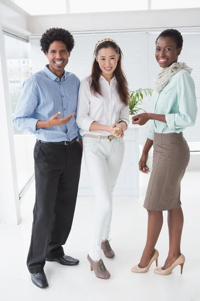 Equipe criativa sorrindo para a câmera — Fotografia de Stock