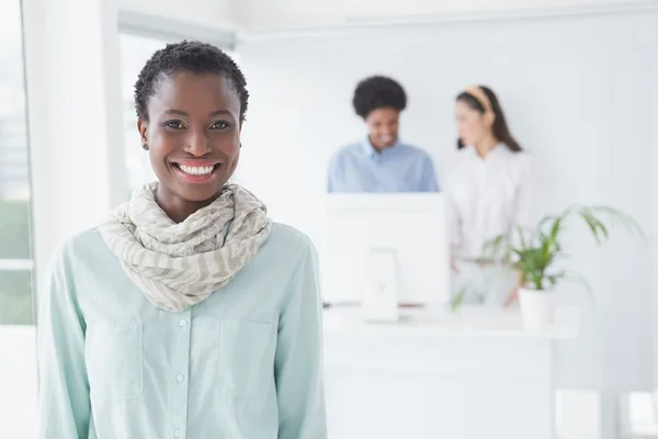 Casual businesswoman smiling at camera — Stock Photo, Image