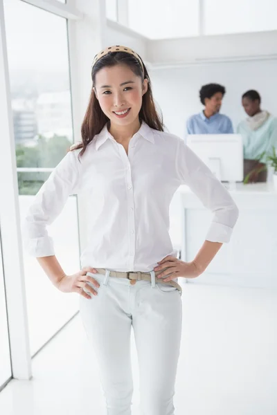 Mujer de negocios casual sonriendo a la cámara —  Fotos de Stock
