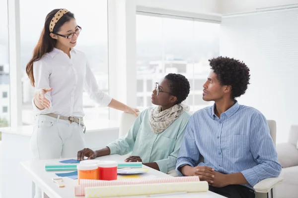 Diseñador de interiores hablando con clientes — Foto de Stock