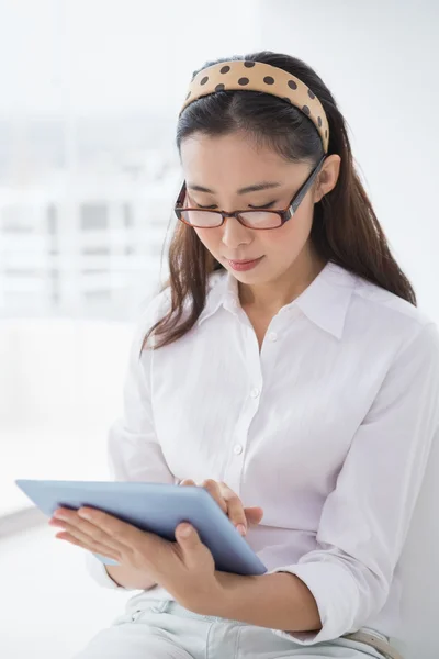 Businesswoman sitting and using tablet — Stock Photo, Image