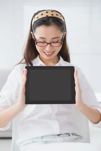 Businesswoman sitting and showing tablet — Stock Photo, Image