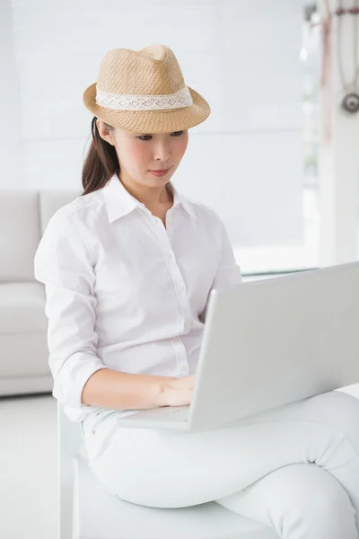 Hipster businesswoman sitting and using laptop — Stock Photo, Image