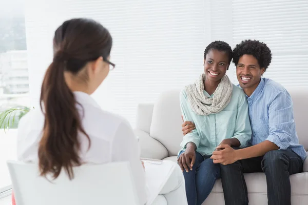 Coppia riconciliata sorridente al loro terapeuta — Foto Stock