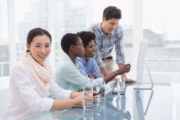 Equipe de negócios casual trabalhando juntos na mesa — Fotografia de Stock