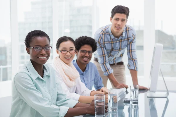 Casual verksamhet team arbetar tillsammans vid skrivbord — Stockfoto