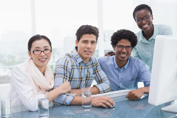 Casual Business Team arbeitet am Schreibtisch zusammen — Stockfoto