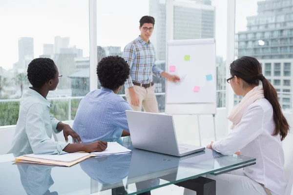 Casual Business Team arbeitet am Schreibtisch zusammen — Stockfoto