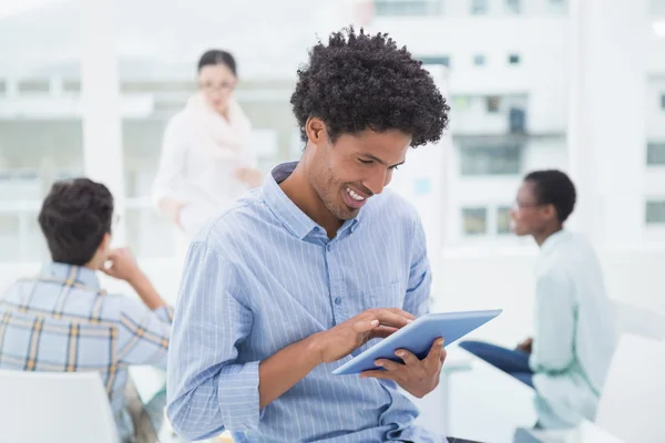 Uomo d'affari casuale utilizzando il suo tablet — Foto Stock