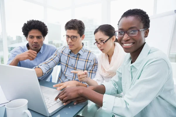 Equipe de negócios casual ter uma reunião usando laptop — Fotografia de Stock