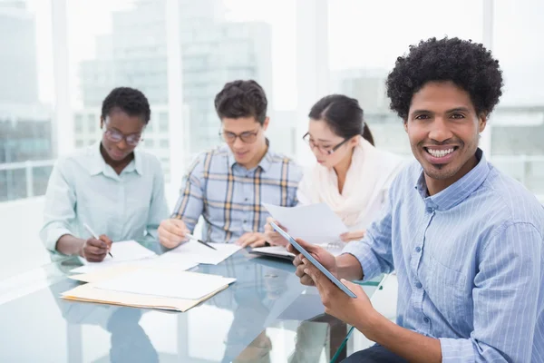 Casual bedrijf team met een bijeenkomst — Stockfoto