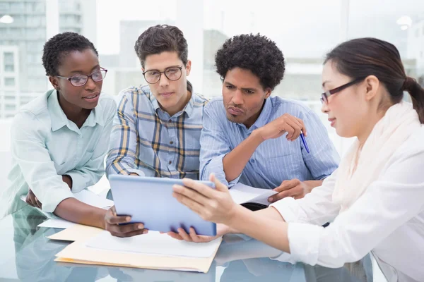 Casual business-teamet med ett möte — Stockfoto