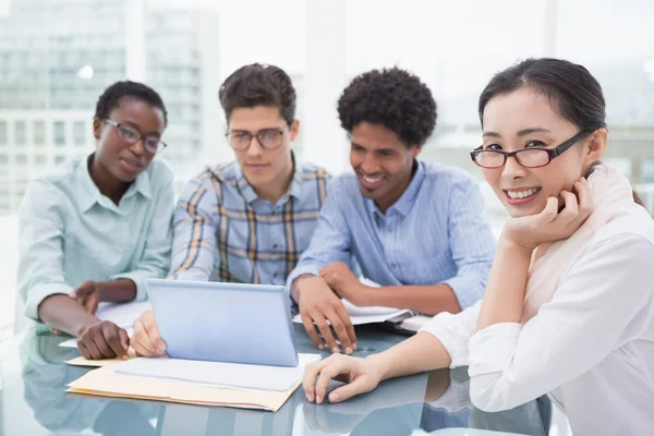 Equipe de negócios ocasional tendo uma reunião — Fotografia de Stock