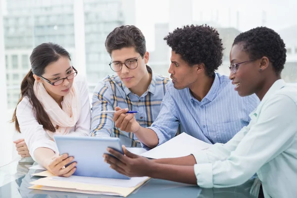 Casual bedrijf team met een bijeenkomst — Stockfoto