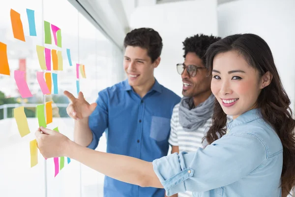 Junges kreatives Team Brainstorming gemeinsam — Stockfoto