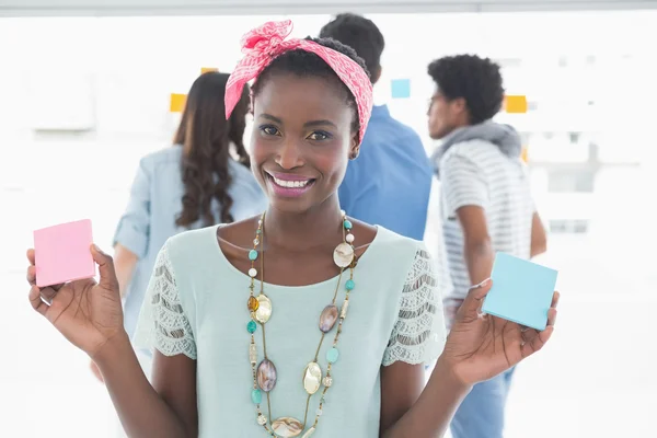 Mujer creativa joven mostrando tarjetas — Foto de Stock