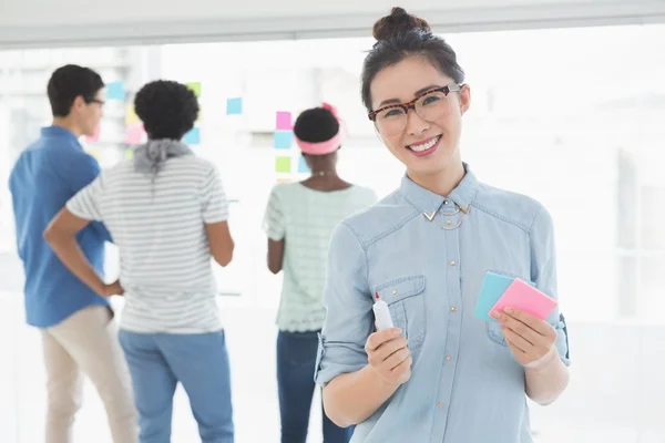 Joven mujer creativa sonriendo a la cámara — Foto de Stock