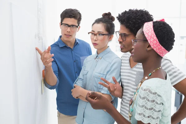 Jonge creatieve team brainstormen samen — Stockfoto