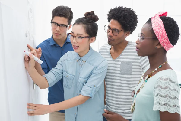 Jonge creatieve team brainstormen samen — Stockfoto