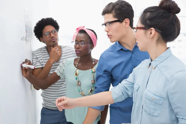 Jovens criativos equipe brainstorming juntos — Fotografia de Stock