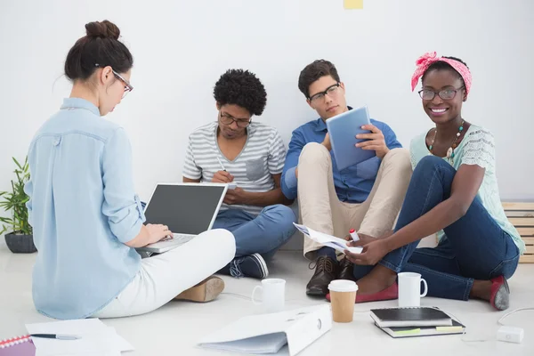 Junges kreatives Team Brainstorming gemeinsam — Stockfoto