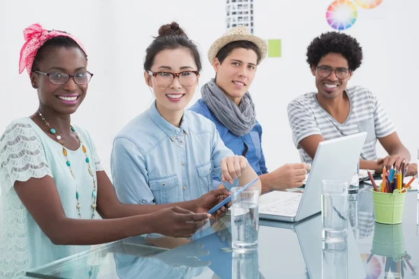 Jonge creatieve team met een bijeenkomst — Stockfoto