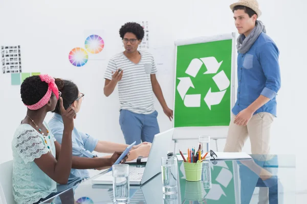 Junges Kreativteam trifft sich zum Thema Recycling — Stockfoto