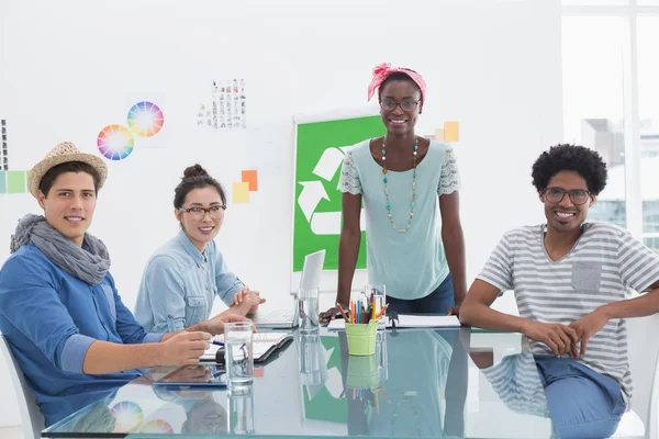 Unga kreativa team att ha ett möte om återvinning — Stockfoto