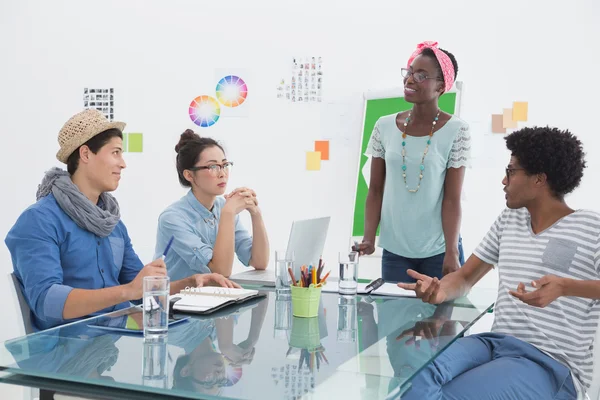 Jonge creatieve team met een bijeenkomst over recycling — Stockfoto