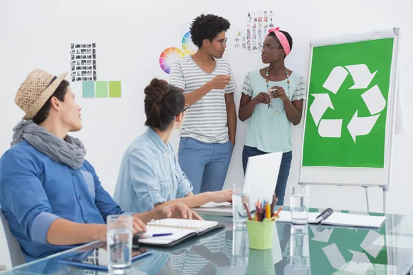 Ungt kreativt team har et møte om resirkulering – stockfoto